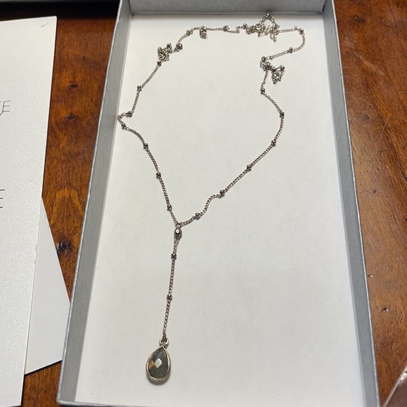 Dogeared teardrop shape 20” chain necklace with 2” lariat and small gem - Picture 4 of 7